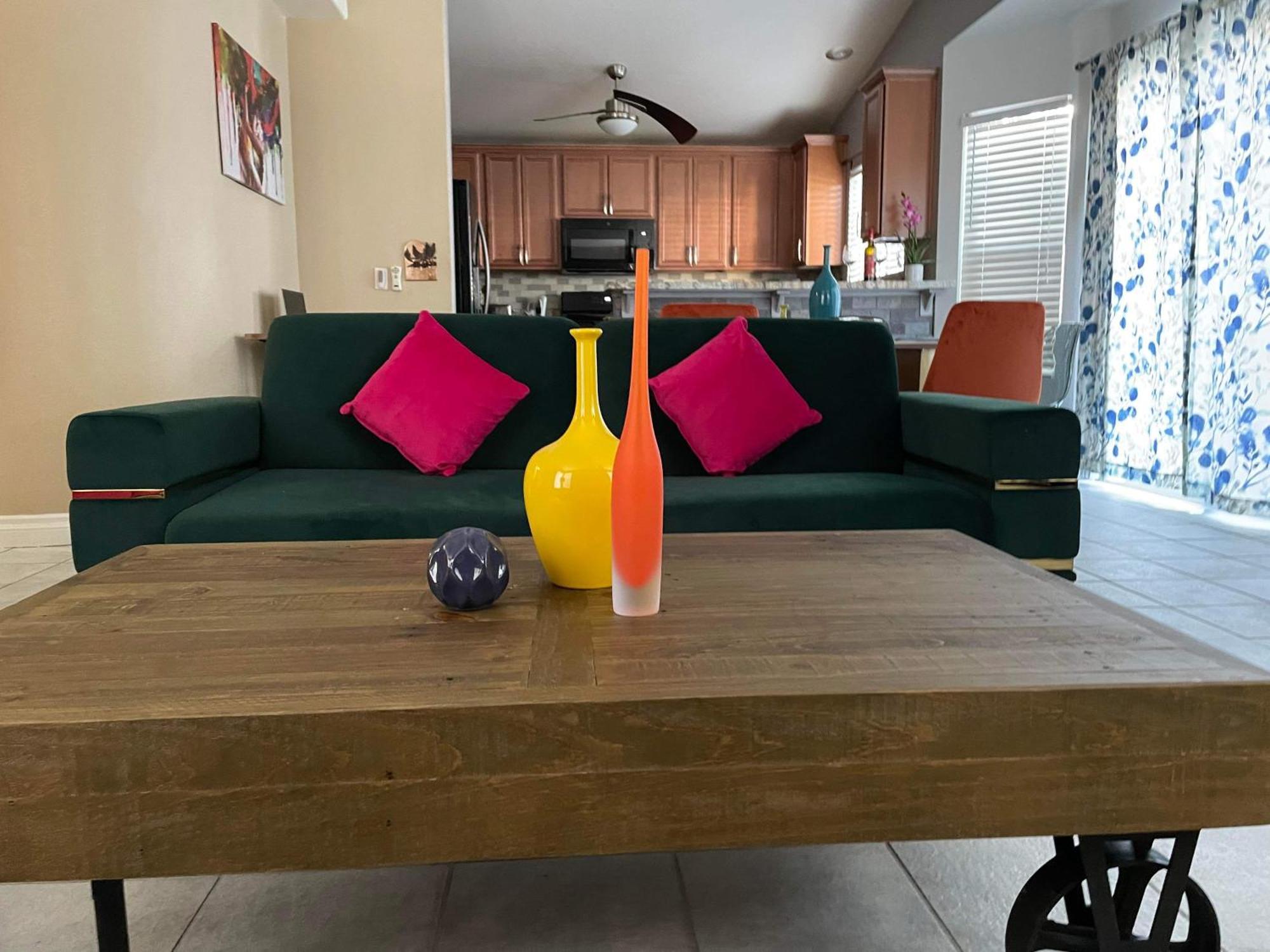 Pet-friendly, Vibrant Oasis - Colorful Retreat Near Summerlin Сasa de vacaciones *