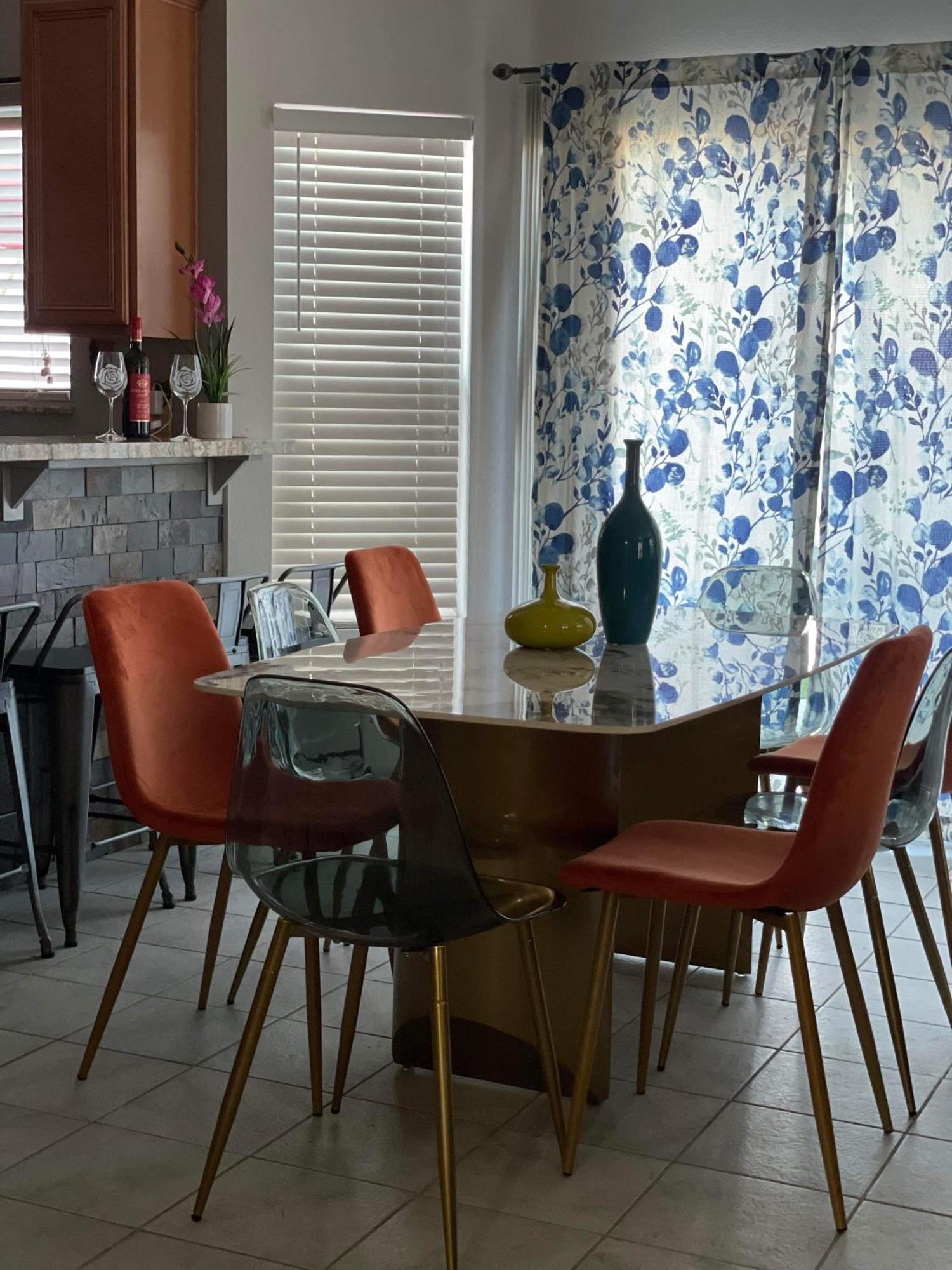Сasa de vacaciones Pet-friendly, Vibrant Oasis - Colorful Retreat Near Summerlin *