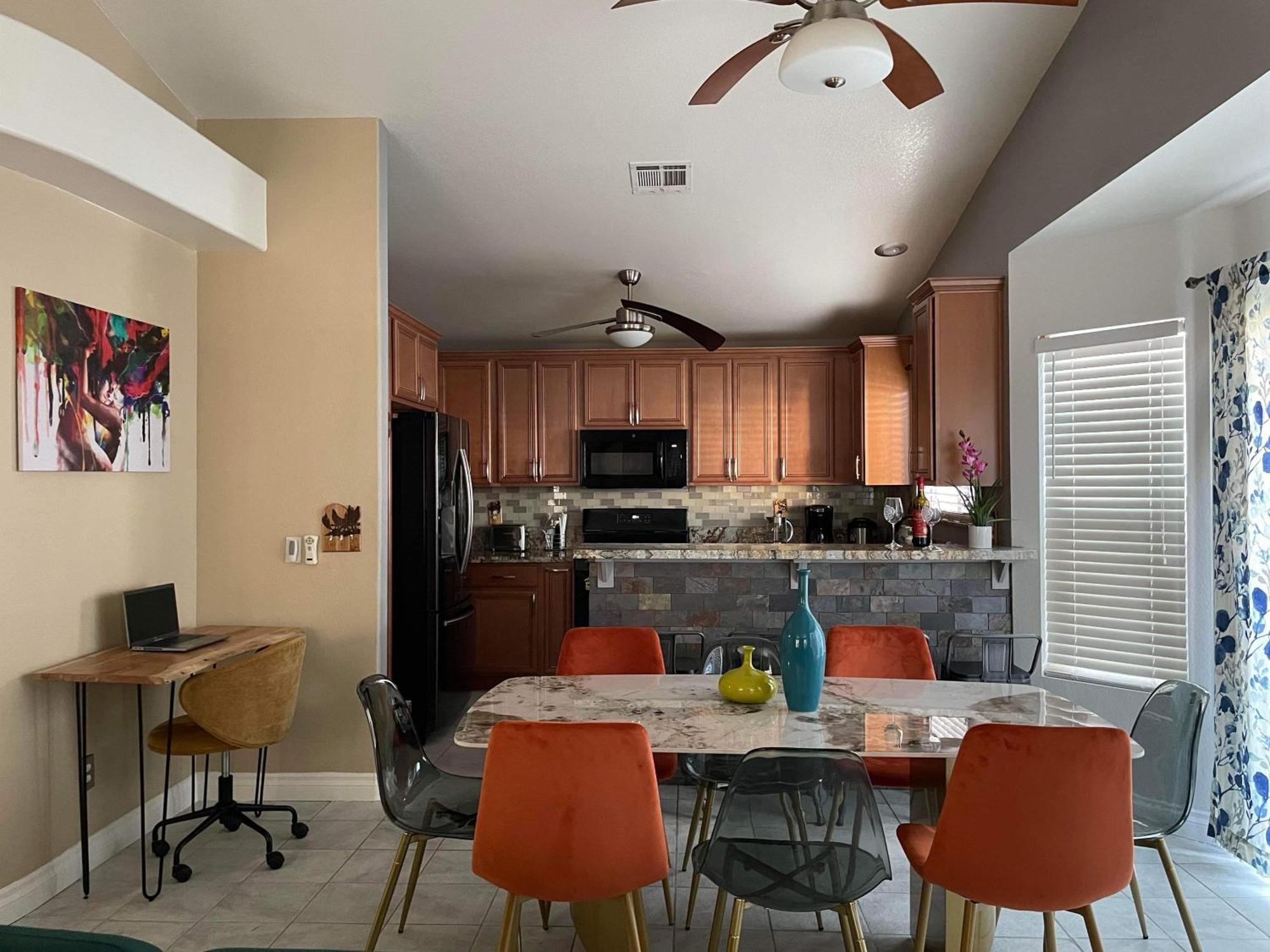 Сasa de vacaciones Pet-friendly, Vibrant Oasis - Colorful Retreat Near Summerlin Las Vegas
