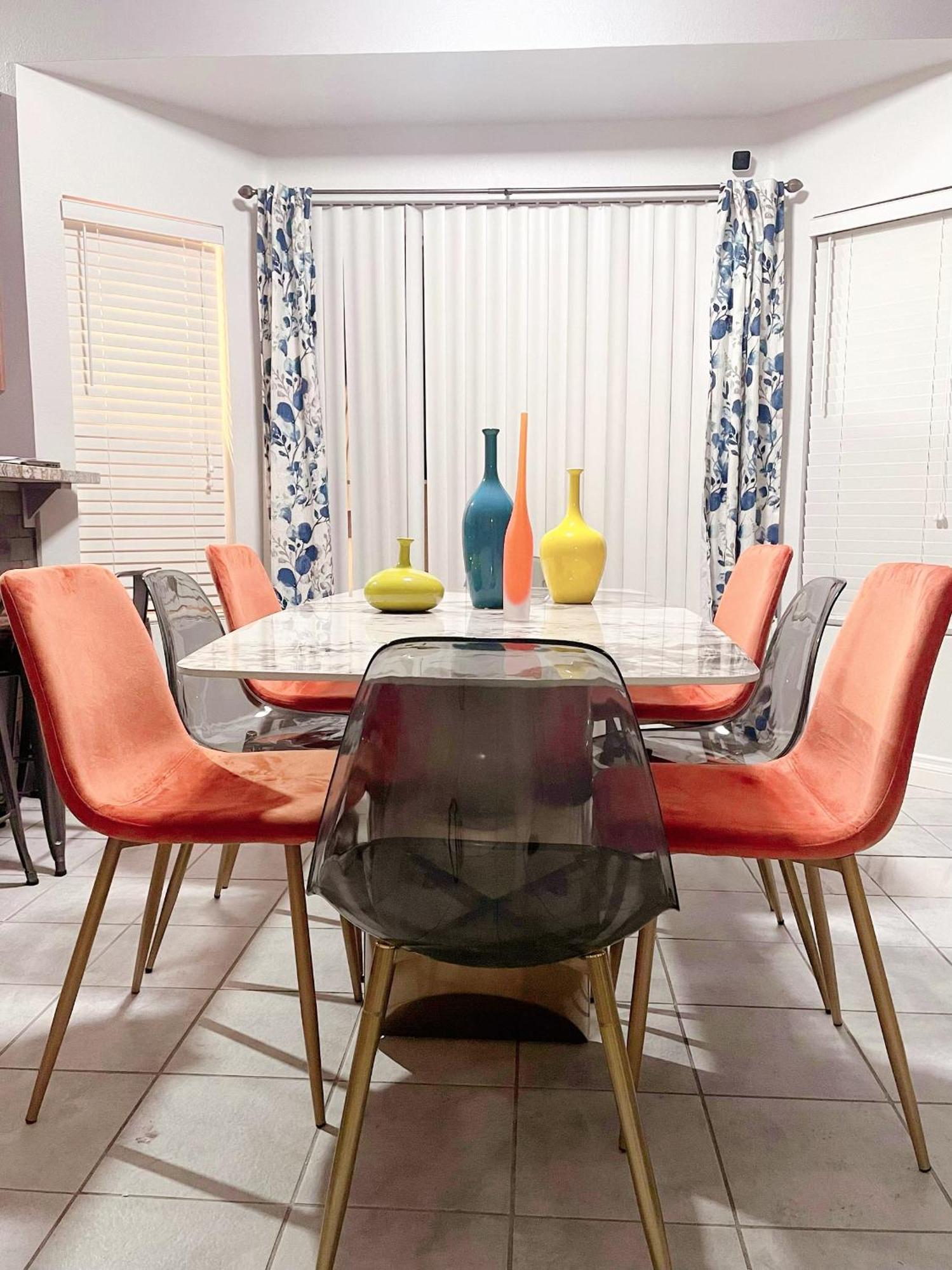 Pet-friendly, Vibrant Oasis - Colorful Retreat Near Summerlin Сasa de vacaciones