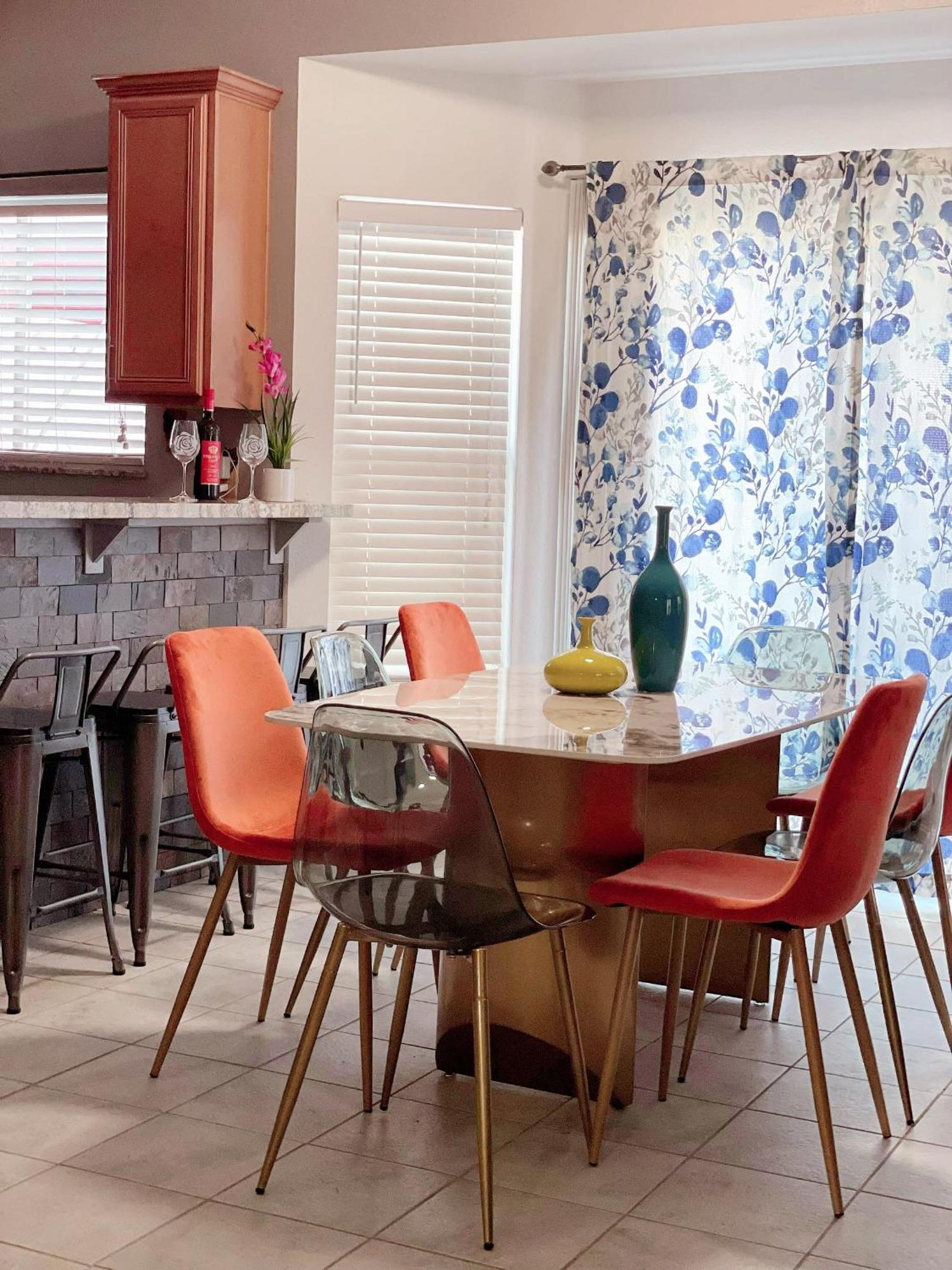 Сasa de vacaciones Pet-friendly, Vibrant Oasis - Colorful Retreat Near Summerlin